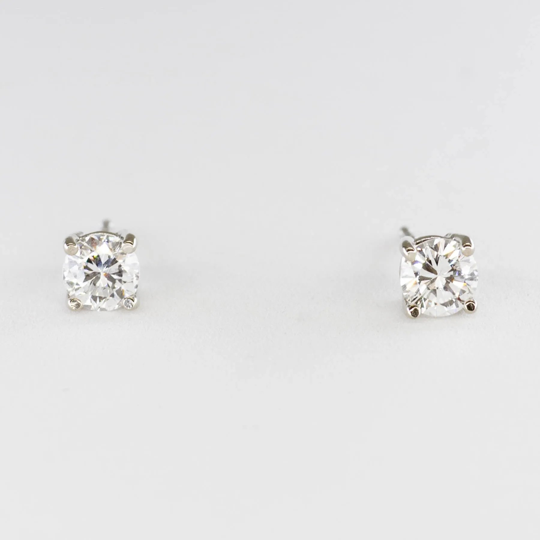 100 Ways Jewelry '100 Ways' White Gold Diamond Studs | 0.68 ctw SI G/H |